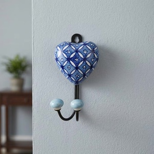 Crochet mural en céramique en forme de cœur avec motif bleu, 2 crochets, style vintage, porte-manteau fait main pour le rangement des vêtements - Product Image 3
