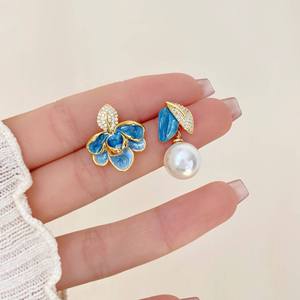 Boucles d'oreilles vintage en or massif 14 carats avec perles et accents de diamants, motif fleur bleue romantique, bijoux unisexes pour mariage, anniversaire et fête - Product Image 3