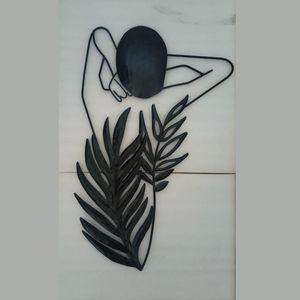 Sculpture murale moderne en métal faite à la main représentant une femme et une feuille pour la décoration intérieure du salon, de l'hôtel, de la chambre à coucher ou du bureau - Product Image 2