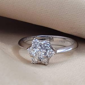 Anillo de Halo con Flor de Moissanita Brillante Color D VVS, Engaste Pavé de Plata de Ley, Clásico y Fino para Boda, Compromiso o Aniversario - Product Image 2