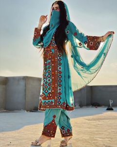 Robe en mousseline de soie brodée turquoise avec motif géométrique, style bohème, manches longues, coupe ample, longueur cheville pour femme - Product Image 1