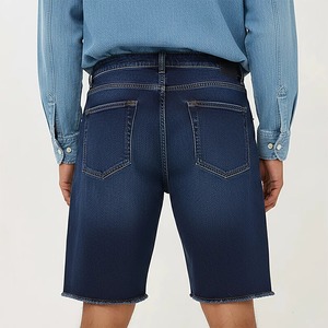 Pantalones cortos de mezclilla lavados de cintura alta para hombre con cierre de botones, detalles rasgados, estilo casual y logo en la espalda - Product Image 4