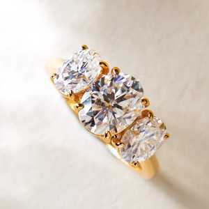 Anillo de compromiso y boda unisex de plata S925 con tres piedras de moissanita de corte ovalado de 4 quilates, engaste de garra, el más vendido - Product Image 6