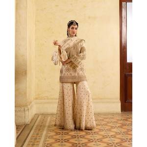 Hermoso Conjunto de Traje de Fiesta de Satén con Bordado de Hilo y Lentejuelas, Talla XL - Product Image 4