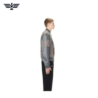 Blouson universitaire gris écologique pour homme avec blocs de couleur, col montant, fermeture éclair, lettres brodées et manches bomber style baseball