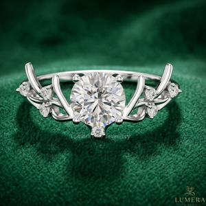 Anillo de Compromiso de Lujo con Diamante Cultivado en Laboratorio y Piedras Laterales de Moissanita |   Anillo de Boda con Diseño de Hoja y Rama, Chapado en Oro de 18K, Certificado por IGI - Product Image 1