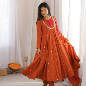 Conjunto de vestido Anarkali de seda romana de diseñador con bordados, lentejuelas y trabajo con espejos reales es un atuendo étnico de lujo. - Product Image 4