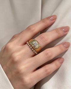 Anillo de banda estriada de oro amarillo de 14K en dos tonos con diamante redondo cultivado en laboratorio VS1 E de 0.15ct, anillo ancho llamativo, conjunto nupcial, anillo de compromiso - Product Image 1