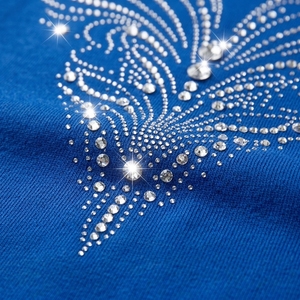 Camiseta Azul Rey para Hombre con Pedrería, Manga Corta, Cuello Redondo, Diseño de Flor de Lis y Plumas en la Parte Delantera y Trasera - Product Image 4