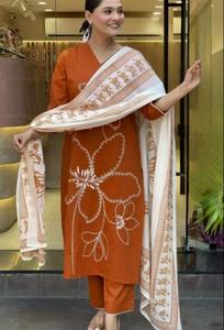 Ensemble trois pièces de qualité supérieure pour occasions festives, en rayonne slub pour femme, avec broderie et dupatta imprimé. - Product Image 4