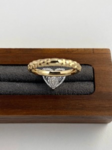 แหวนเพชรทรงหัวใจ 2.5 กะรัต สร้างในห้องปฏิบัติการ ประดับด้วยวงแหวนรอบเพชรแบบซ่อน ตัวเรือนทองคำขาว 14K ดีไซน์เกลียวแบบวินเทจ สำหรับงานหมั้นและงานแต่งงาน - Product Image 3