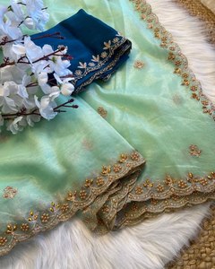 Sari naranja de tela suave y pura con trabajo artesanal en toda la prenda, con detalles elaborados. Corte del sari: 5.50 exacto. Corte del blusa: 0.80. - Product Image 4