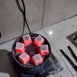 ถ่านชิชาโคโค่โกลด์ลักชัวรี่ ยี่ห้อเมราเดส ถ่านอัดแท่งแบบไร้ควัน ติดไฟนาน สำหรับโรงแรม ร้านอาหาร และเลานจ์ในสหรัฐอาหรับเอมิเรตส์ - Product Image 1