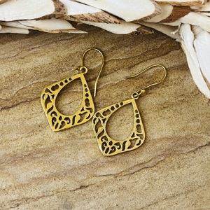 Boucles d'oreilles pendantes en forme de goutte d'eau Primum Look Design, bijoux bohèmes en laiton pour femmes, plaqué or 18 carats, motif floral ajouré, vente en gros/OEM/ODM - Product Image 3