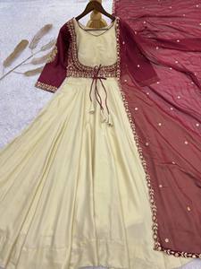 ชุดอานาร์กาลีผ้าเครปธรรมชาติสีงาช้างและสีแดงปักลาย พร้อมเสื้อโคติ ชุดสัลวาร์สำหรับงานปาร์ตี้แบบเรียบร้อยของอินเดียและปากีสถาน - Product Image 2