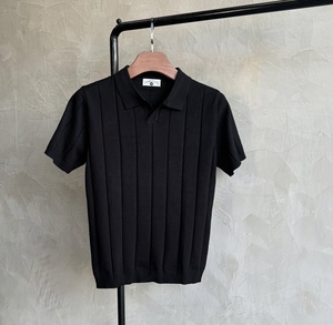 เสื้อโปโลผู้ชายแบบจีบแนวตั้งทรงกว้าง ผ้าถัก วินเทจ สีพื้น เรียบง่าย สไตล์ลำลอง คอวี - Product Image 1