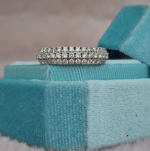 Anillo de Compromiso de Moda con Media Eternidad, Plata S925, Chapado en Oro Blanco, con Diamante Moissanita Redondo, Regalo para el Día de San Valentín - Product Image 4