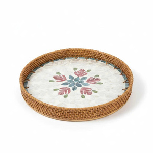Plateau décoratif en rotin naturel raffiné et nacre, fait main, élégant, pour comptoir de cuisine ou ottoman - Product Image 2