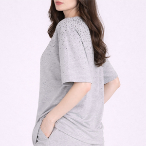 Camiseta Transpirable de Moda con Pedrería Frontal y Logotipo Personalizado, Estilo Urbano, Cuello Redondo Reforzado - Product Image 4