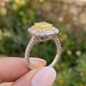 Bague de fiançailles de luxe en diamant jaune vif fantaisie, diamants de laboratoire taille radiant avec diamants baguette, bague éternité en diamant - Product Image 4