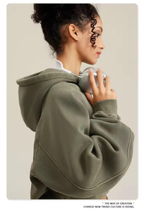 Nouveau modèle 2026 OEM, tendance, avec poches, logo personnalisé, haute qualité, 100% polyester, lavage rapide, sweat à capuche court vierge pour femme avec cordon de serrage - Product Image 2