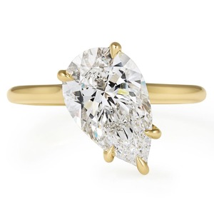 Bague solitaire en diamant de laboratoire taille poire inclinée de 2,82 carats en or jaune plaqué rhodium, bijoux de luxe pour fiançailles et anniversaire - Product Image 1