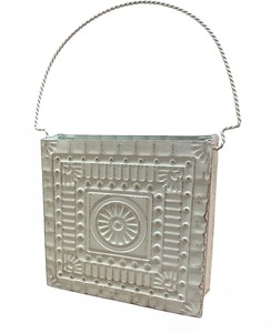 Vase à fleurs en métal blanc avec motif en relief pour la décoration de la maison au meilleur prix - Product Image 1
