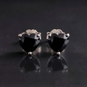 Boucles d'oreilles clous en argent rhodié avec onyx noir taillé en cœur pour enfants et femmes - Idéales pour fiançailles, mariages et fêtes romantiques - Product Image 1