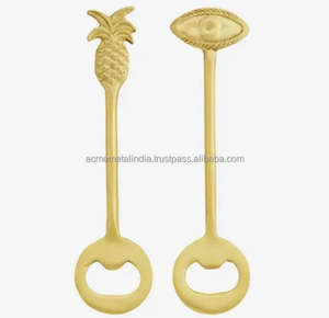 Ouvre-bouteille unique en laiton au design ananas et yeux avec finition dorée Parfait pour les bars à la maison et les mariages - Product Image 1