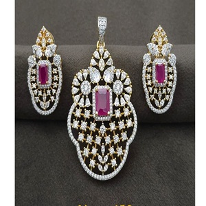 Elegante y Moderno Juego de Collar con Colgante de Cadena de Eslabones de Latón Chapado en Oro con Circonitas y Pendientes para Mujer, Colección para Bodas y Fiestas - Product Image 1