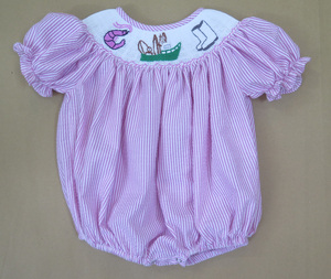 Vestido de niña con rayas de seersucker rosa y bordado a mano – Bordado de barco y camarones - Product Image 2