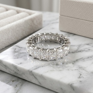 Anillo de eternidad completo con diamantes de corte radiante de 4.60 quilates y engaste de puntas - Product Image 2