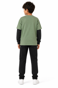 เสื้อยืดแขนยาวผู้ชายพรีเมียม สีเขียวเซจ ผ้าคอตตอนผสมเนื้อนุ่ม ดีไซน์คอกลม แขนสองชั้น ทรงโอเวอร์ไซส์ สวมใส่สบาย - Product Image 3