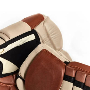 Nos gants de hockey sur glace en gros présentent des paumes renforcées et un cuir imperméable pour un jeu de niveau professionnel. Confortables et conformes aux normes OEM. - Product Image 2