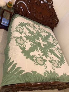 ผ้าห่มแฮนด์เมดลายเต่าทะเลสีเขียวเซจและดอกชบาฮาวาย ขนาดคิงไซส์ เย็บมือ ทอมือ พร้อมลายปักประณีต - Product Image 1
