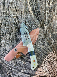 Cuchillo de caza OEM Wirecut de acero de Damasco, tipo Skinner, con mango de hueso, hoja fija, para camping, actividades al aire libre y EDC, con funda de cuero. - Product Image 6