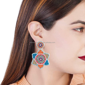 Boucles d'oreilles pendantes tendance 2025 brodées à la main avec perles de rocaille, motif floral multicolore, bijoux de fête unisexe - Product Image 4