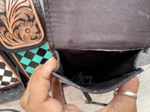 Bolso de Mano para Teléfono Hecho a Mano, Bolso de Cuero con Grabado Artesanal, Bolsos Pequeños con Patrón de Damas, Bolsa Tipo Bandolera de Diseño Único - Product Image 6