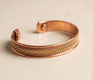 Brazalete de Aleación de Cobre Lusterelics con Baño de Oro de 14K, Patrón Geométrico, Unisex, Estilo Bohemio Clásico, Ideal para Regalo - Product Image 1