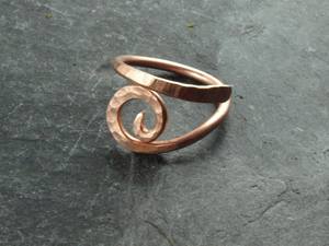 Bague en cuivre moderne faite à la main, durable et de haute qualité, tailles personnalisables pour les bijouteries et la vente en gros - Product Image 1