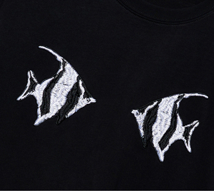 T-shirt personnalisable en polyester tissé noir et blanc 100 %, col rond, broderie de sequins de poisson, pour homme, vente en gros - Product Image 5