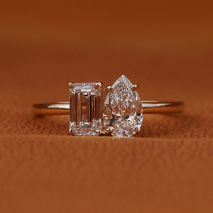 Anillo de Dos Piedras de Oro Sólido de 14k con Diamante Cultivado en Laboratorio de 1.0 Quilates, Corte Esmeralda y Corte Pera, D VS1, Joyería Personalizada - Product Image 1