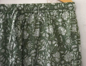 Ensemble de pyjama en coton à imprimé floral vert sauge, chemise à manches courtes boutonnée respirante et short confortable à cordon de serrage - Product Image 3