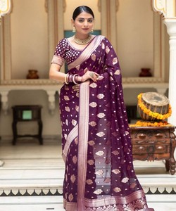 Sari de seda morado con estampado floral en foil, diseño tradicional indio para bodas, para mujer, corte regular, largo hasta el suelo. - Product Image 1