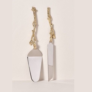 Elegante cuchillo para tartas de metal, perfecto para ceremonias de bodas, compromisos, cumpleaños y aniversarios. - Product Image 1