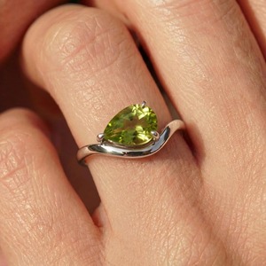 Anillo de Plata de Ley con Peridoto Natural en Engaste de Bisel Cristiano, Diseño Bypass, Piedra de Nacimiento de Agosto, Regalo Delicado de Cumpleaños para Ella - Product Image 5