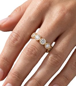 Magnifique alliance de mariage en or massif 10K 14K, entièrement sertie de moissanite personnalisée de couleur DEF et de diamants de laboratoire ronds de clarté VS VVS - Product Image 5