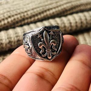 Nuevo Anillo de Latón con Sello de Flor de Lis, Anillo Gótico Plateado Oxidado para Hombre, Anillo Tribal con Escudo para Venta al por Mayor/OEM/ODM - Product Image 3