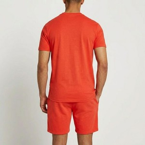 Conjunto de verano para hombre, elegante y nuevo, color rojo coral, camiseta de algodón premium con cuello redondo y pantalones cortos de corte relajado. - Product Image 6