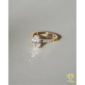 Bague de fiançailles élégante en moissanite, sertie d'un diamant de taille ovale, avec une alliance dorée, bague de luxe parfaite - Product Image 4